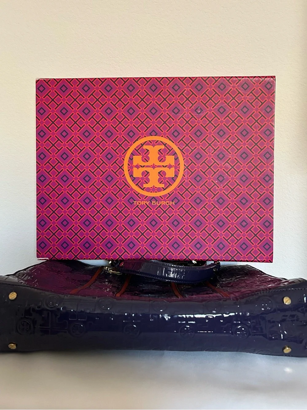 💜Tory Burch💛Purple~Plum embossed Logo Patent Leather Tote w/Tan Trim & Goldtone